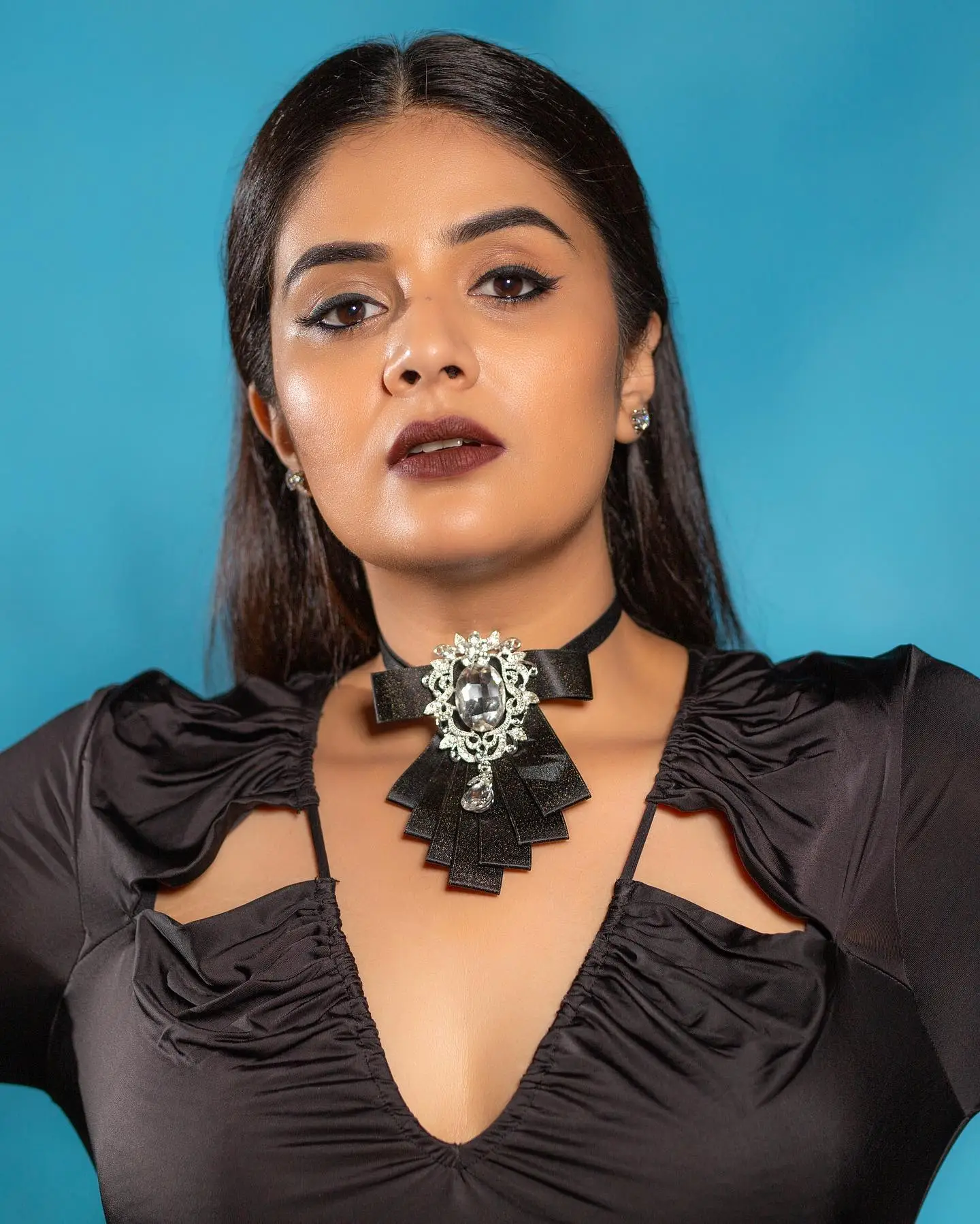 Indian TV Actress Sreemukhi Long Legs Show in Mini Black Skirt